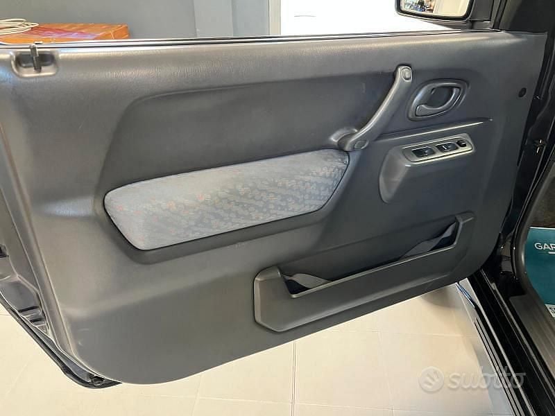 Usata Suzuki Jimny 80 CV (58 kW) 2002 Grigio SUV