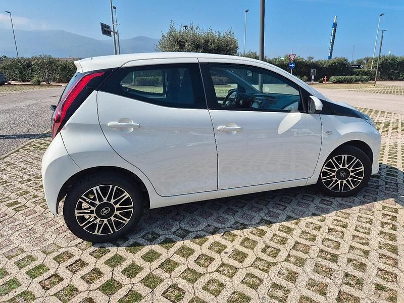 Usata Toyota Aygo 69 CV (50 kW) 2021 Bianco Utilitaria