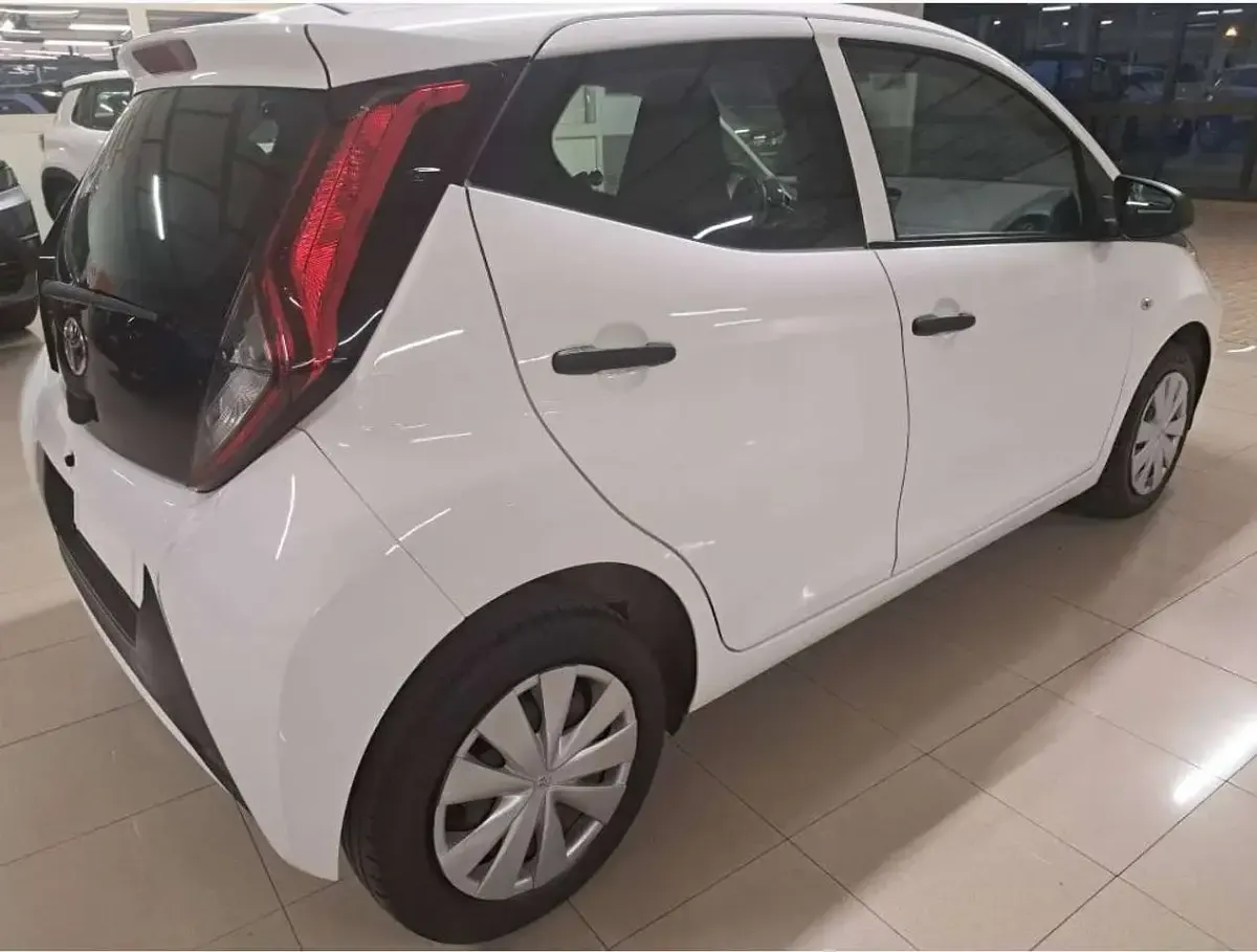 Usata Toyota Aygo Cool 72 CV (52 kW) 2021 Bianco gelato pastello extra Utilitaria