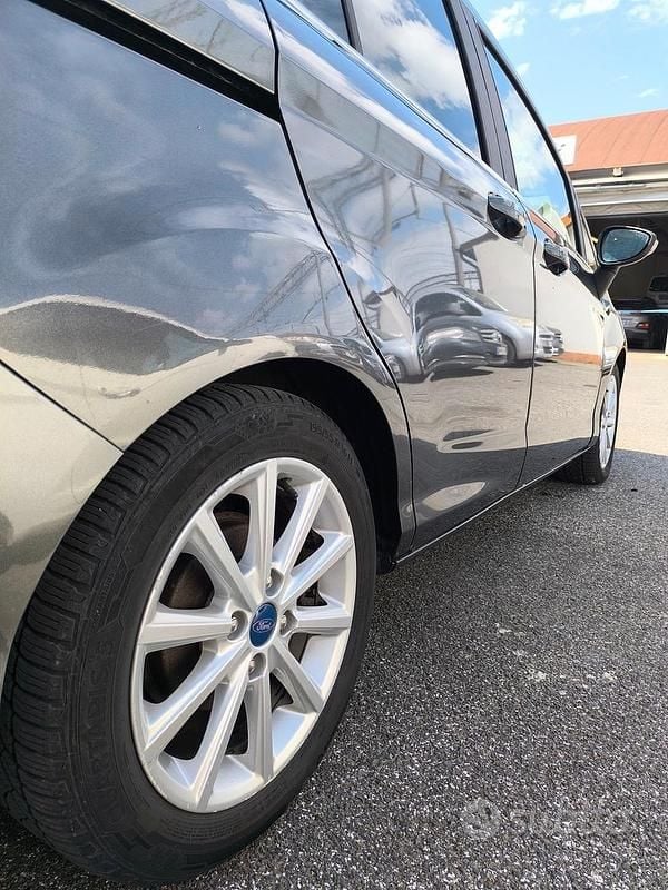 Usata Ford B-MAX 75 CV (55 kW) 2015 Grigio Monovolume