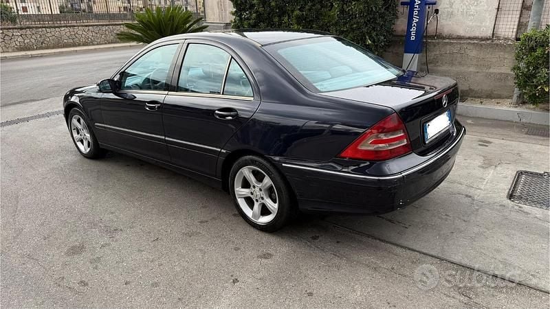 Usata Mercedes C220 Avantgarde 150 CV (110 kW) 2005 Blu Berlina
