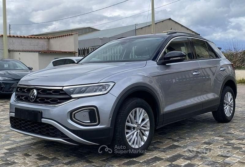 Usata VW T-Roc Life 116 CV (85 kW) 2023 Nero SUV