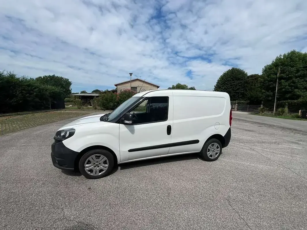Usata Fiat Doblò 105 CV (77 kW) 2021 Bianco Monovolume