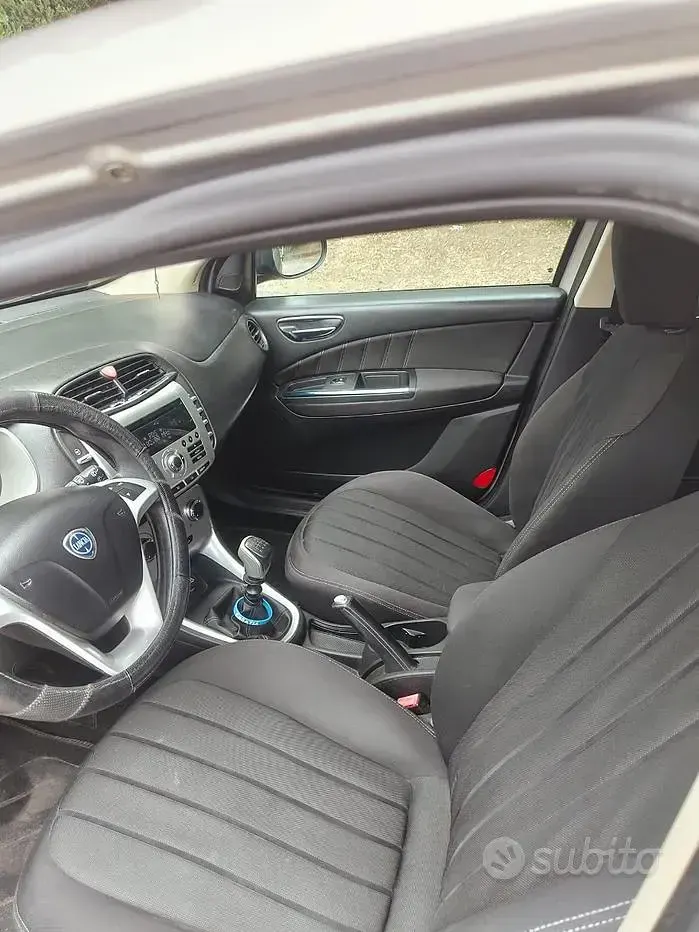 Usata Lancia Delta 120 CV (88 kW) 2011 Utilitaria