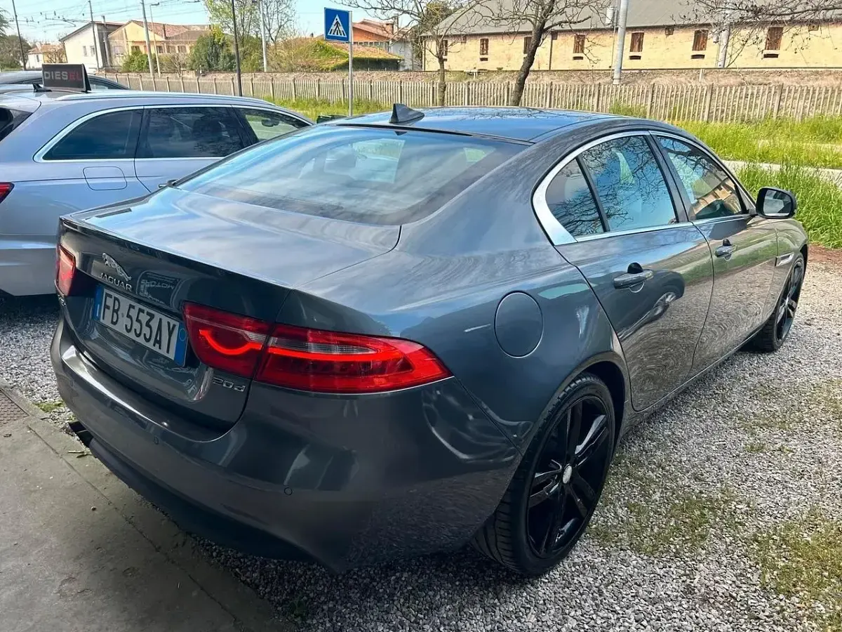 Usata Jaguar XE Portfolio 180 CV (132 kW) 2015 Grigio Berlina