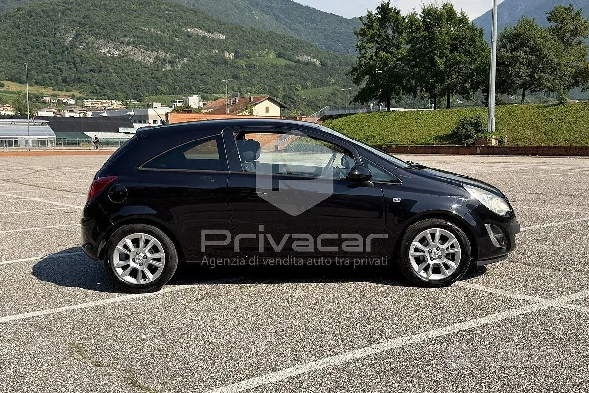 Usata Opel Corsa 95 CV (69 kW) 2011 Nero Utilitaria
