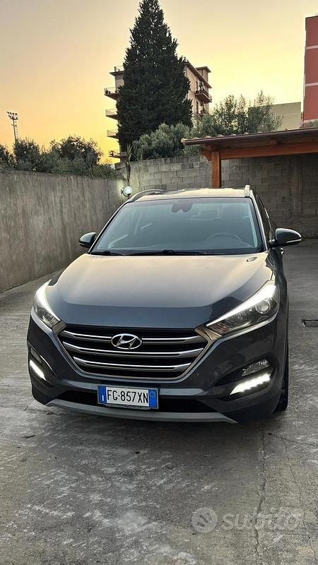 Grigio Usata 2017 Hyundai Tucson SUV | 14.000 € (Buon prezzo) - Immagine 1/4