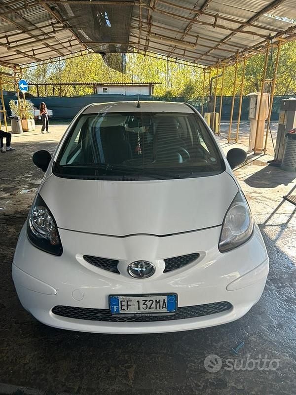 Bianco Usata 2010 Toyota Aygo Connect Style Due volumi | 2900 € - Immagine 1/4