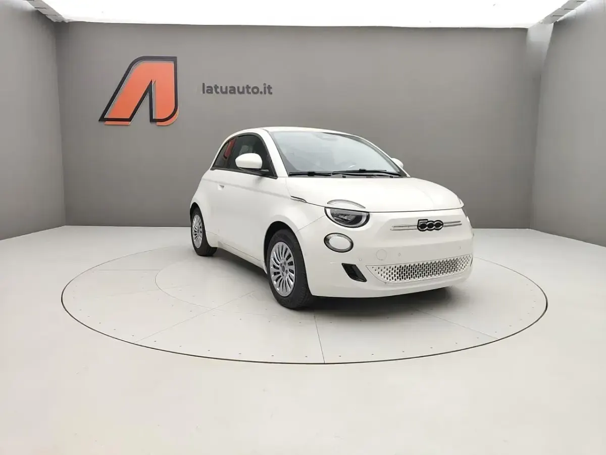Nuova Fiat 500e Tech 86 kW (118 CV) 2025 Bianco Utilitaria