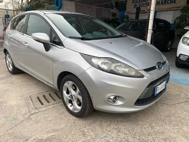 Usado Ford Fiesta Titanium 68 HP (50 kW) 2011 Cinzento Sedan