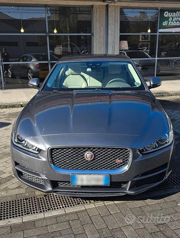 Usata Jaguar XE 180 CV (132 kW) 2015 Grigio Berlina