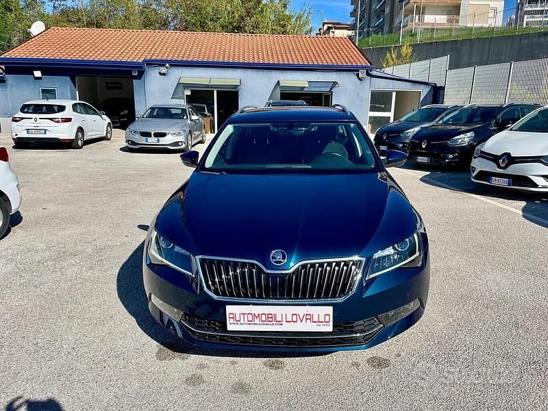 Usado Skoda Superb Executive 150 CV (110 kW) 2018 Azul Familiar