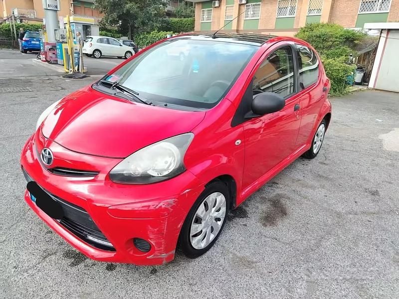 Usata Toyota Aygo Connect Style 68 CV (50 kW) 2014 Rosso Utilitaria