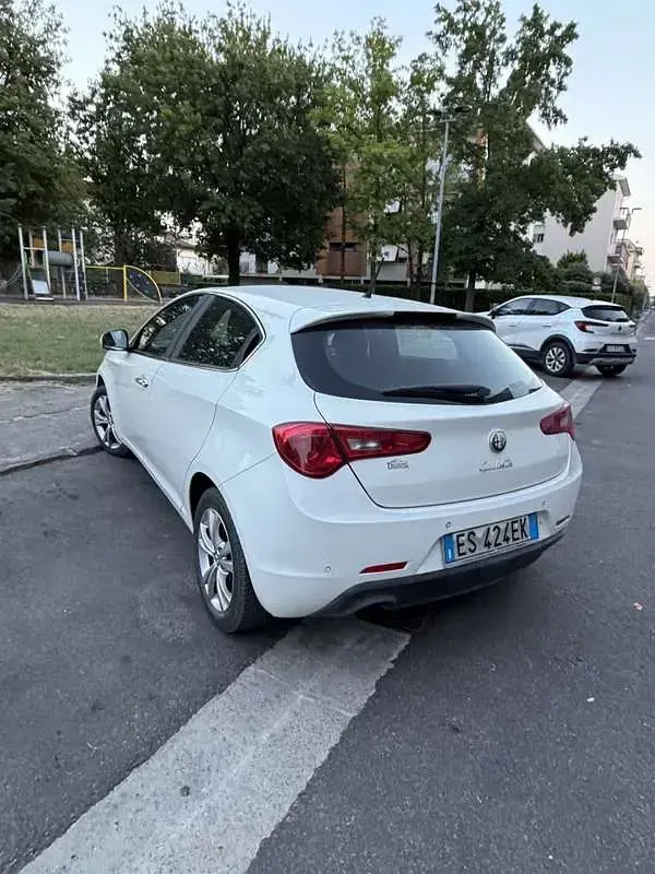 Usata Alfa Romeo Giulietta Progression 105 CV (77 kW) 2013 Bianco Utilitaria