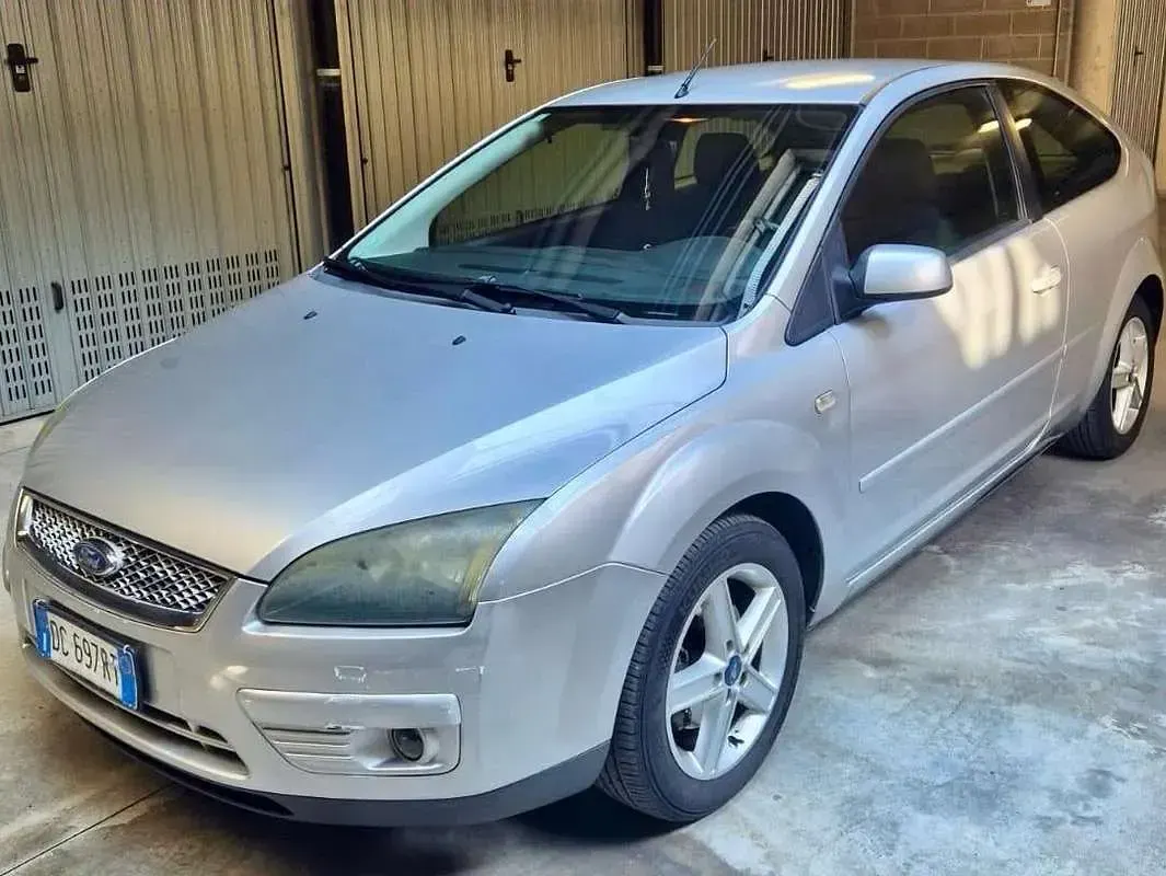 Usata Ford Focus 114 CV (83 kW) 2006 Argento Berlina