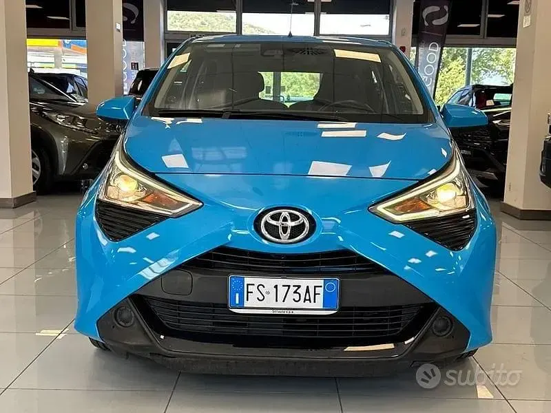 Usata Toyota Aygo X-play 72 CV (52 kW) 2018 Blu Utilitaria