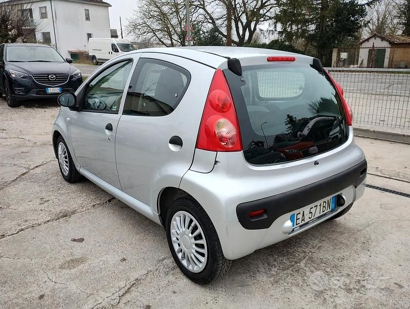 Usata Peugeot 107 68 CV (50 kW) 2010 Grigio Utilitaria
