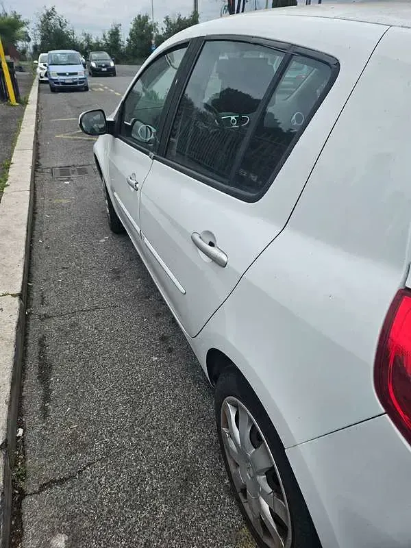 Usata Renault Clio III Dynamique 75 CV (55 kW) 2009 Bianco Berlina