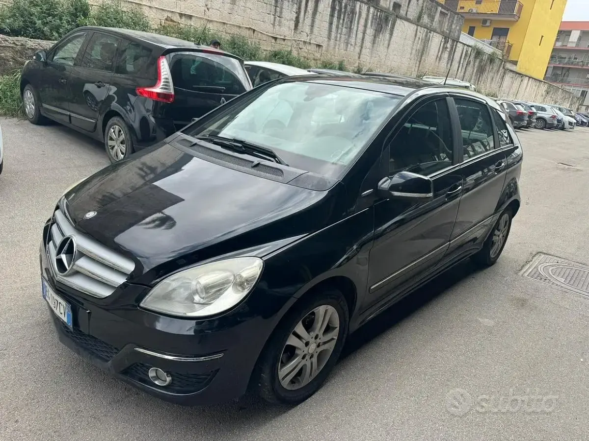 Usata Mercedes B160 95 CV (69 kW) 2011 Nero Utilitaria