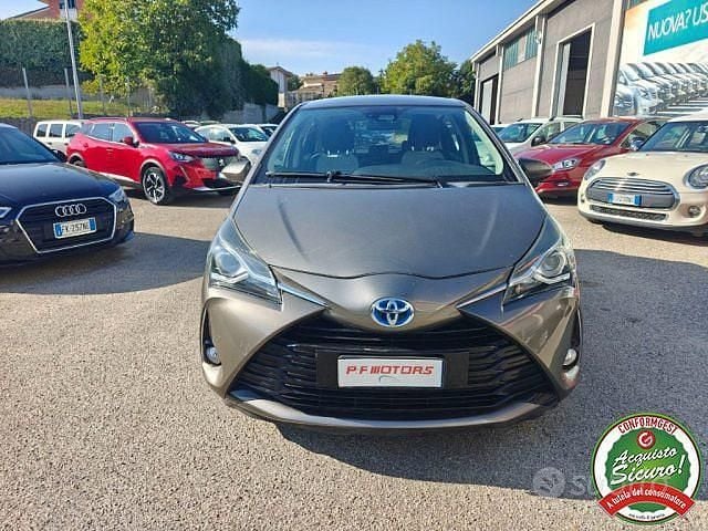 Usata Toyota Yaris Hybrid Active 73 CV (53 kW) 2017 Grigio Berlina