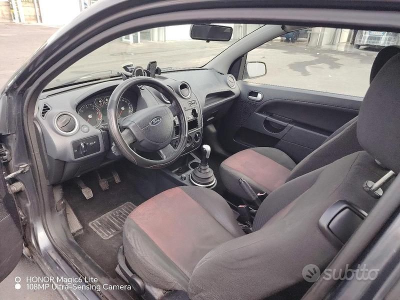 Usata Ford Fiesta 68 CV (50 kW) 2006 Grigio Utilitaria