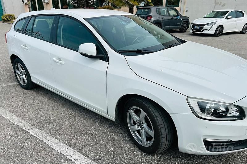 Usata Volvo V60 Business Edition 120 CV (88 kW) 2017 Station wagon