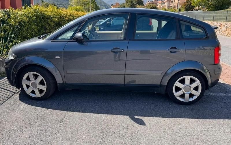 Usata Audi A2 75 CV (55 kW) 2004 Grigio Utilitaria
