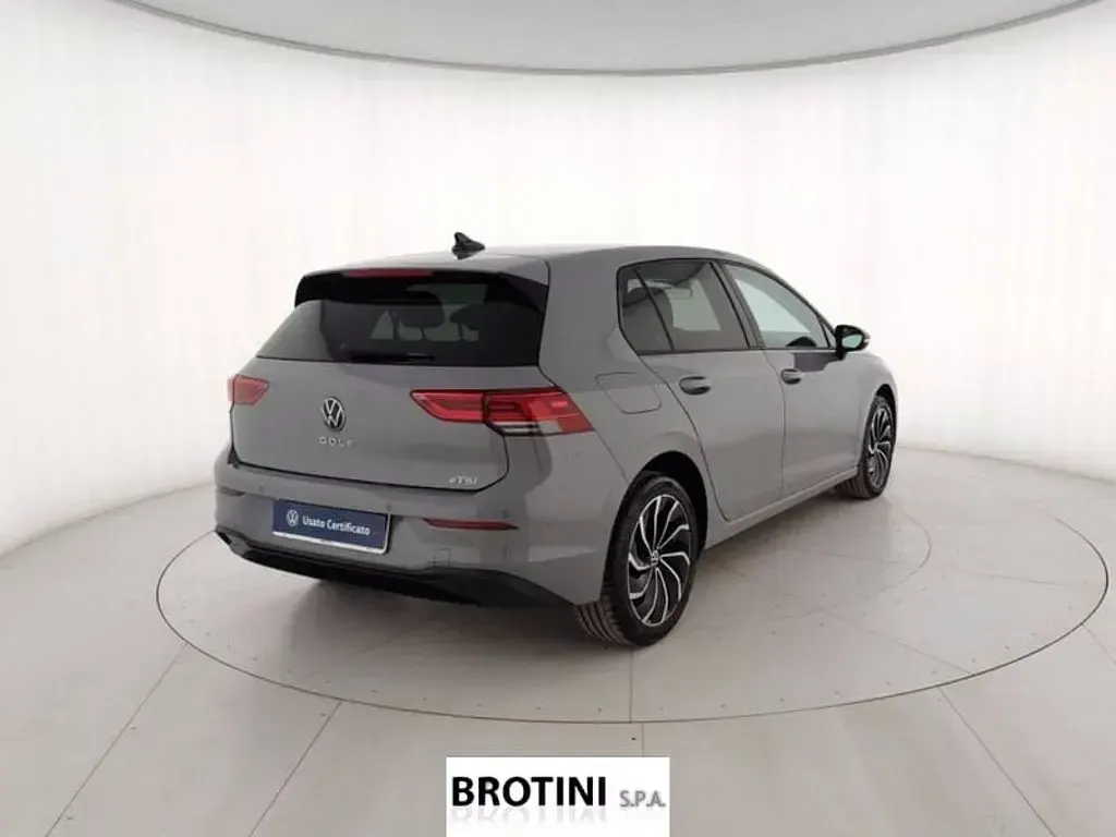 Usata VW Golf VIII Life 110 CV (80 kW) 2023 Grigio metallizzato Berlina