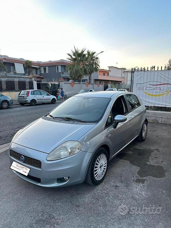 Argento Usata 2007 Fiat Grande Punto Dynamic Due volumi | 2500 € (Buon prezzo) - Immagine 1/4