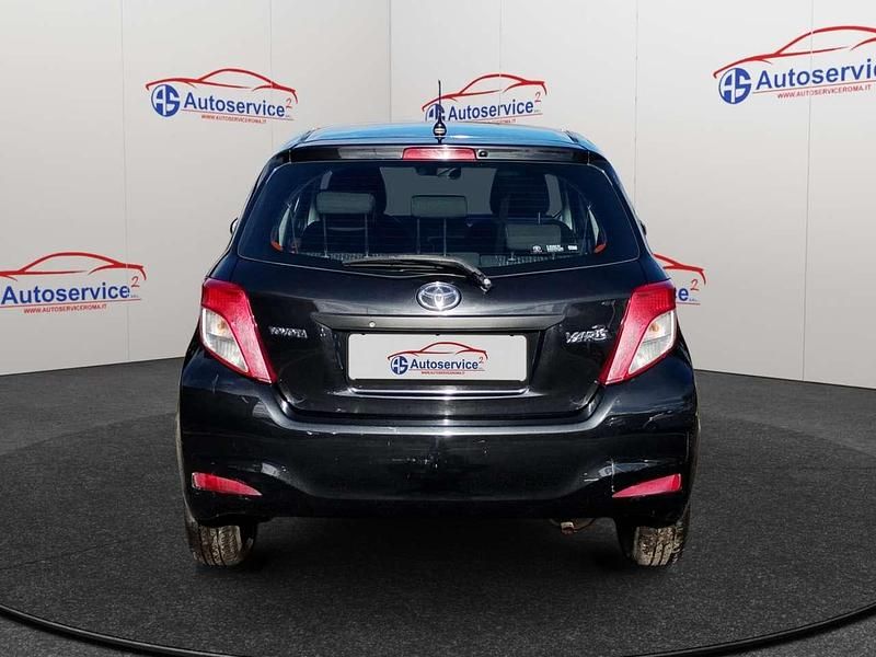 Usata Toyota Yaris Lounge 69 CV (50 kW) 2013 Nero metallizzato Utilitaria