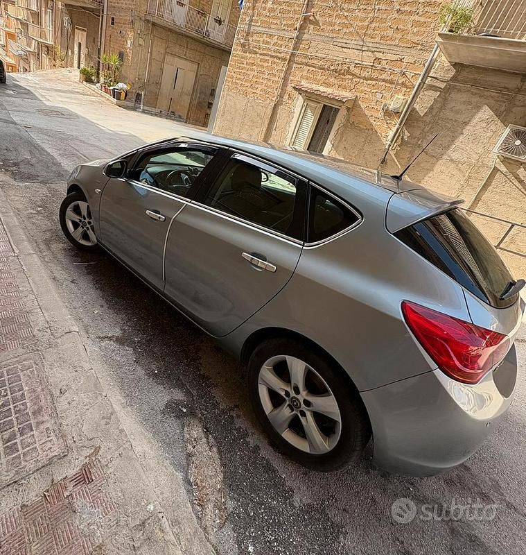 Usata Opel Astra 110 CV (80 kW) 2010 Grigio Berlina
