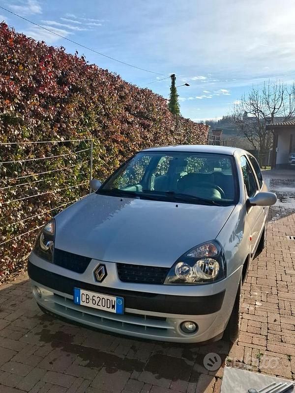 Usata Renault Clio II Privilege 75 CV (55 kW) 2002 Grigio Utilitaria