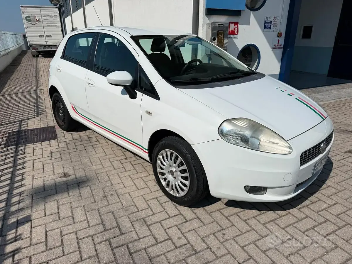 Usata Fiat Grande Punto Dynamic 69 CV (50 kW) 2009 Bianco Utilitaria
