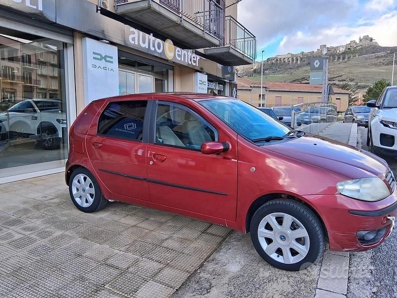 Usata Fiat Punto Emotion 119 CV (87 kW) 2004 Rosso Utilitaria