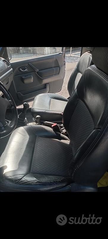 Second-hand Suzuki Jimny 82 CP (60 kW) 2004 Albastru SUV