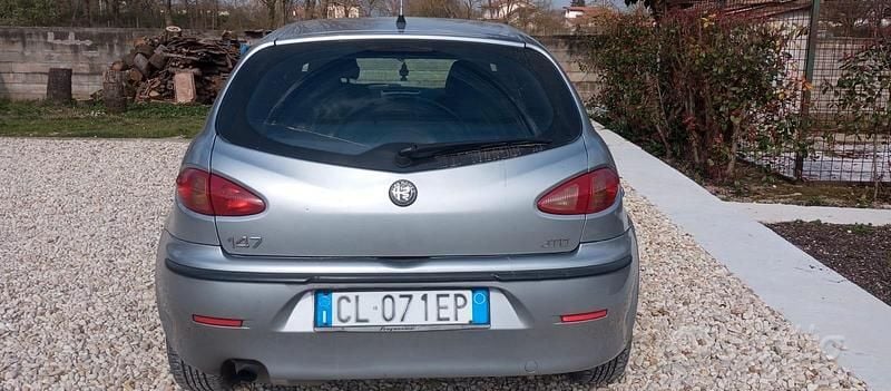 Usata Alfa Romeo 147 115 CV (84 kW) 2000 Grigio Utilitaria
