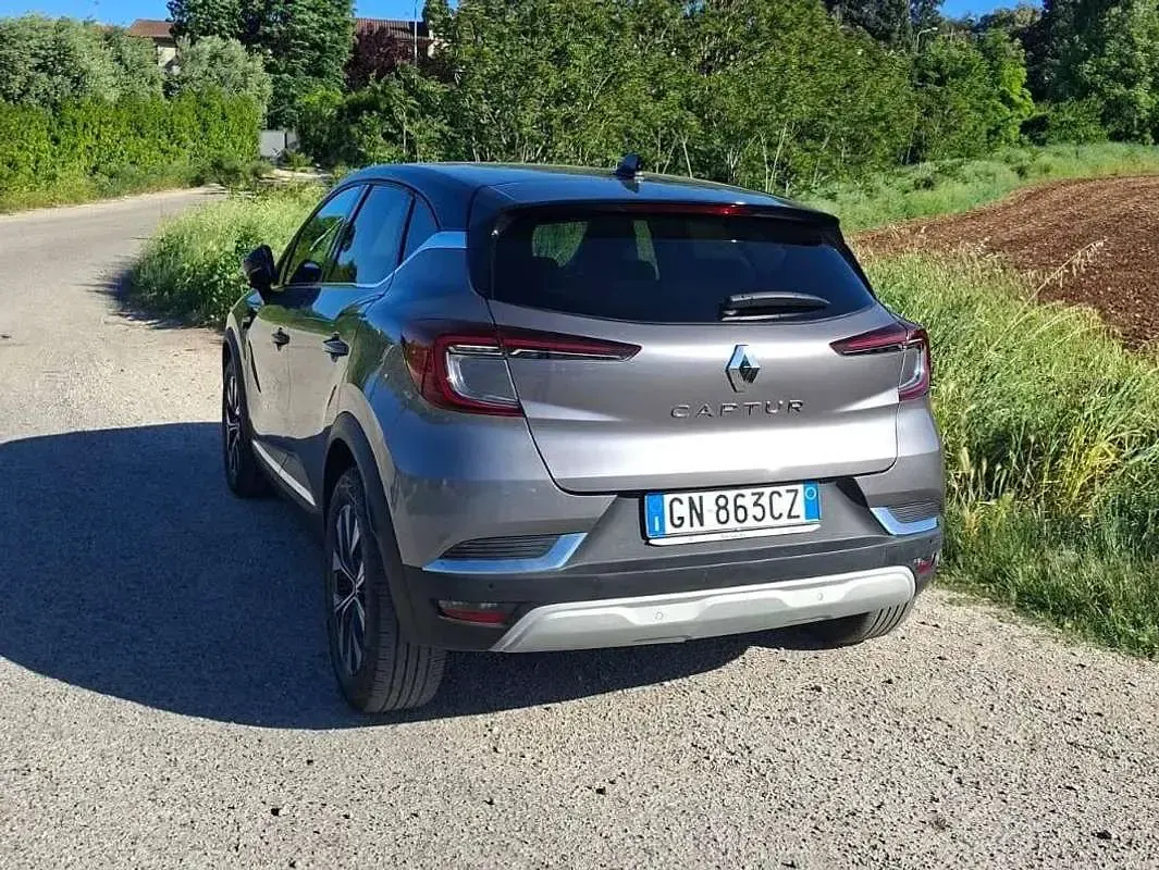 Usata Renault Captur Techno 101 CV (74 kW) 2023 Grigio SUV