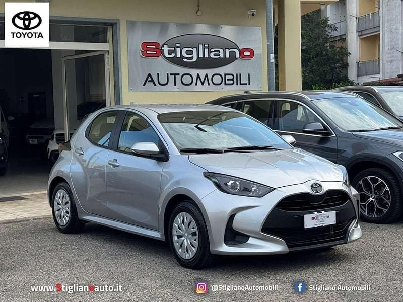 Argento Usata 2025 Toyota Yaris Hybrid Business Edition Tre volumi | 19.899 € (Ottimo prezzo) - Immagine 1/4