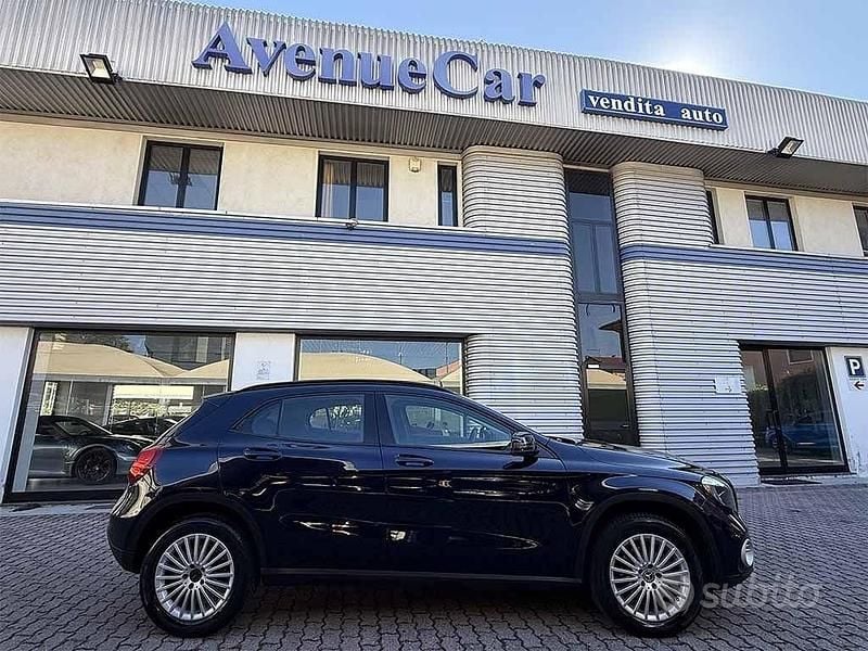Usata Mercedes GLA180 109 CV (80 kW) 2017 Blu / metallizzato SUV