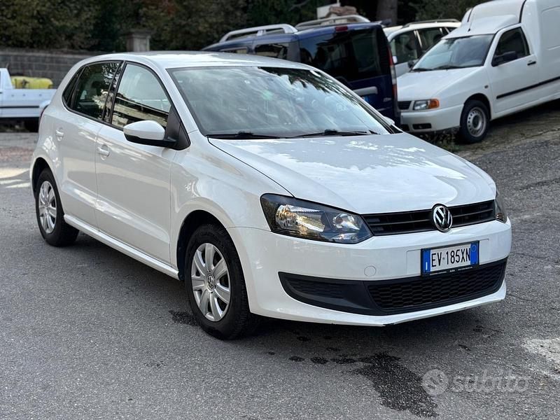 Bianco Usata 2014 VW Polo Comfortline Tre volumi | 6800 € (Buon prezzo) - Immagine 1/4