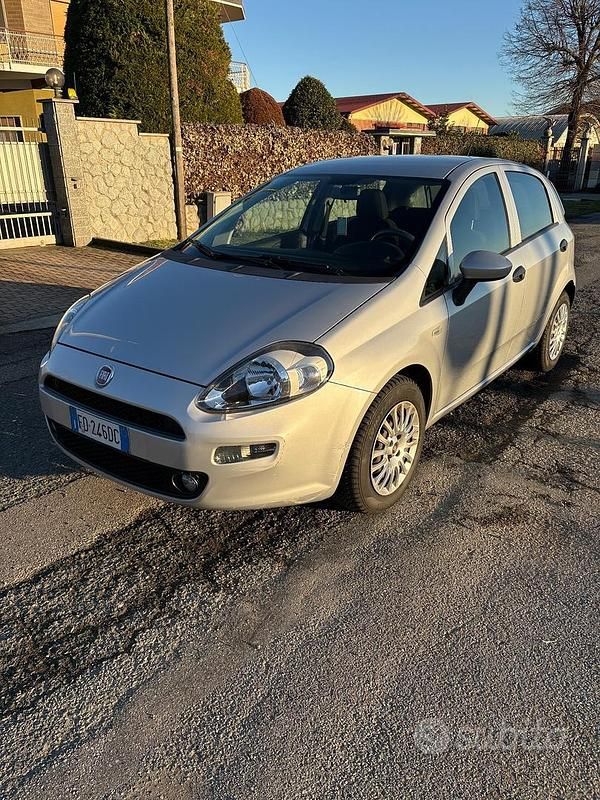 Grigio Usata 2016 Fiat Punto Lounge Tre volumi | 6450 € (Ottimo prezzo) - Immagine 1/4