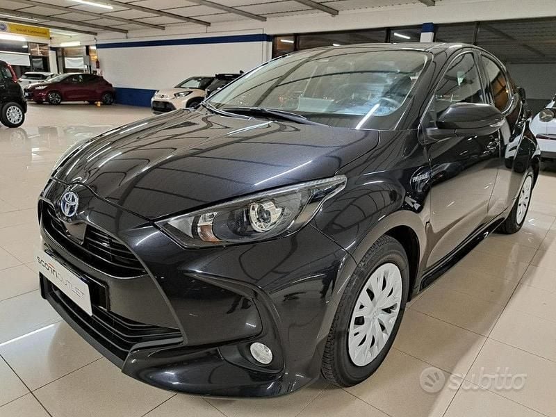 Nero Usata 2020 Toyota Yaris Hybrid Active Tre volumi | 16.500 € (Buon prezzo) - Immagine 1/3