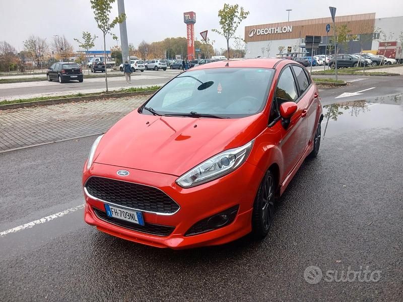 Rosso Usata 2017 Ford Fiesta ST-Line Tre volumi | 7500 € (Buon prezzo) - Immagine 1/4