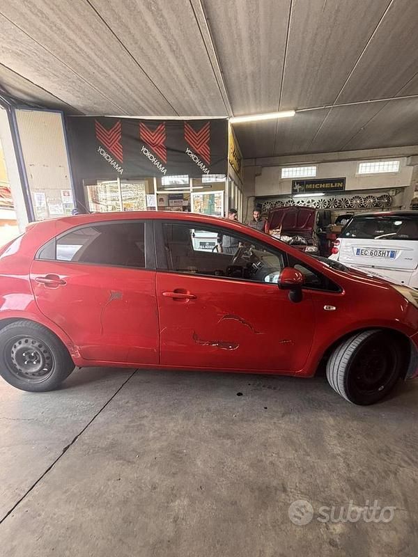 Usata Kia Rio 85 CV (62 kW) 2011 Rosso Berlina