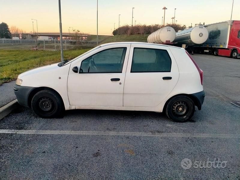 Bianco Usata 2000 Fiat Punto Tre volumi | 1000 € (Buon prezzo) - Immagine 1/1