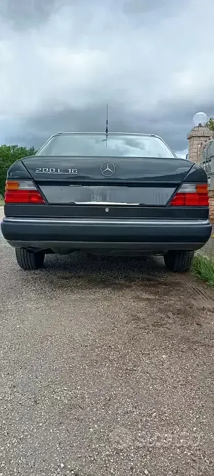 Usata Mercedes E200 136 CV (100 kW) 1993 Nero Berlina
