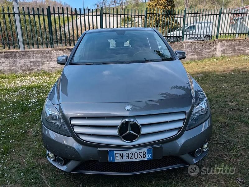 Usata Mercedes B200 156 CV (114 kW) 2012 Grigio Monovolume
