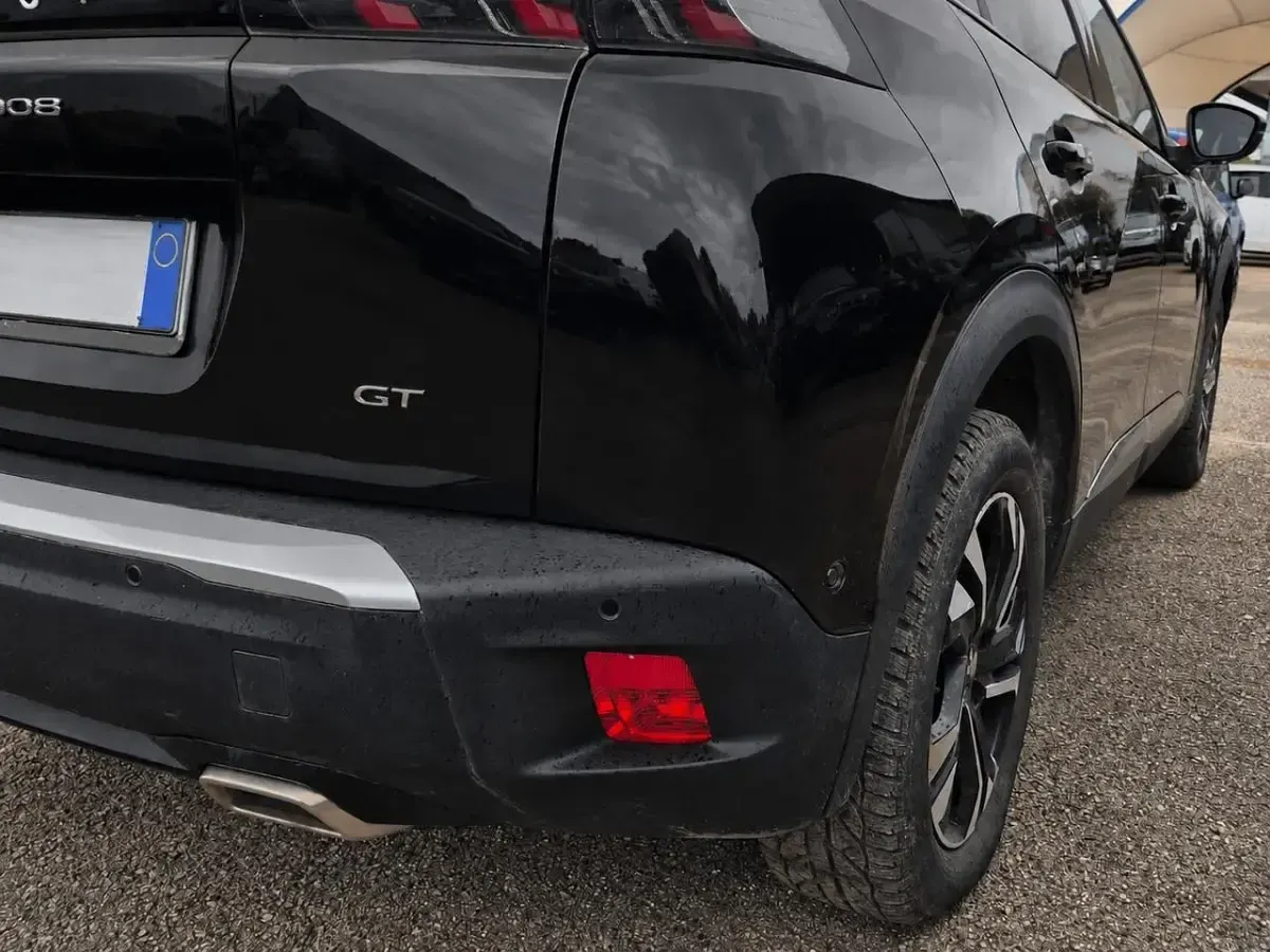 Usado Peugeot 2008 GT 131 HP (96 kW) 2022 Preto SUV