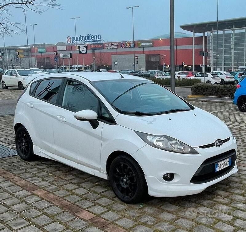 Usata Ford Fiesta 70 CV (51 kW) 2012 Bianco Utilitaria