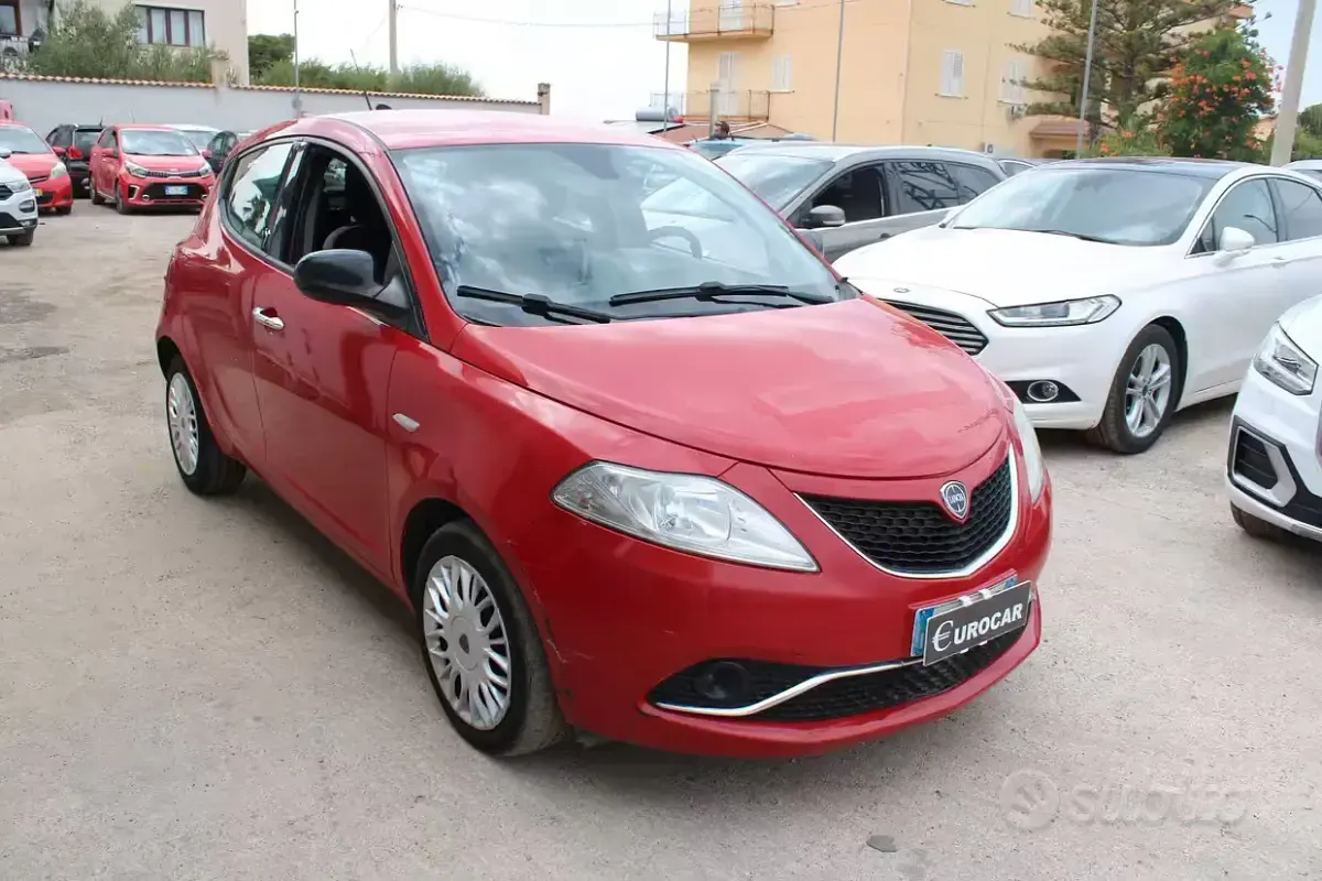 Usata Lancia Ypsilon Gold 95 CV (69 kW) 2017 Rosso Utilitaria